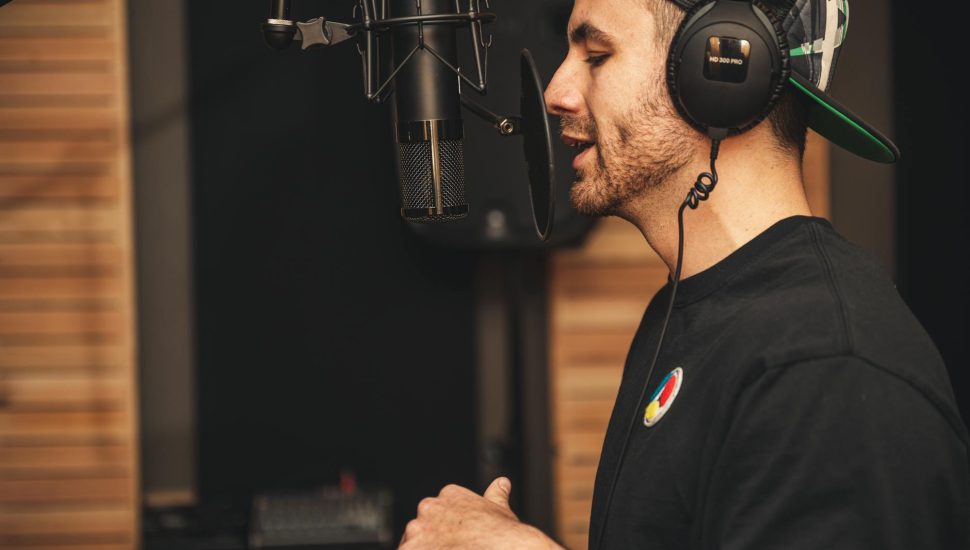 man in black crew neck t shirt wearing black headphones
